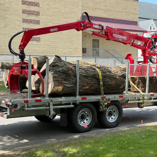 Removal of large wood on a log trailer